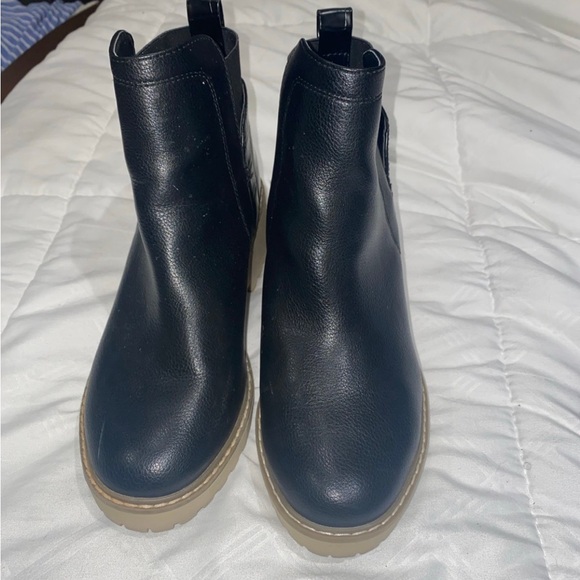 Dolce vita boots worn a couple of time. Still looks great - Picture 3 of 4